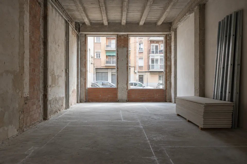 Antiguo local de planta baja en obras para convertirlo en vivienda, con ventanas nuevas hacia la calle