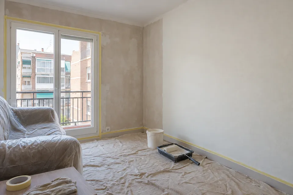 Salón con paredes alisadas y recién pintadas tras quitar el gotelé