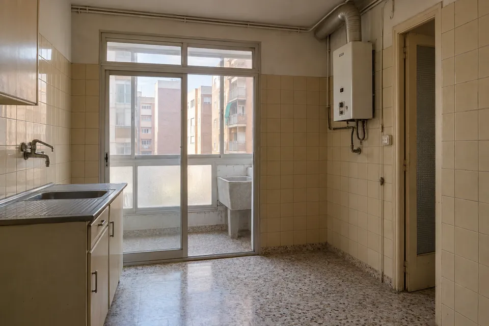 Cocina y galería de un piso de los años 60 antes de reformar