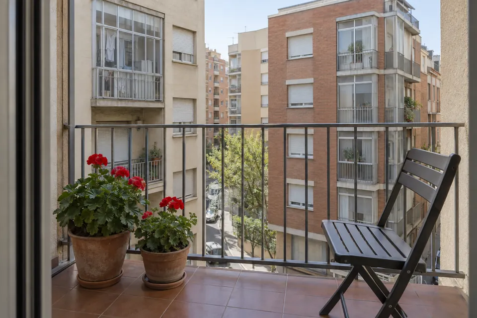 Vista desde el balcón de un piso hacia bloques de pisos de los años 60 al otro lado de la calle
